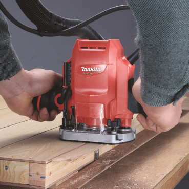 Défonceuse Makita Ø 8mm - 900 Watts - capacité de plongée 0 - 35mm - pince diamètre 6 / 8mm | M3601