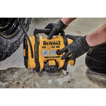 Gonfleur dewalt compact sans fil portatif XR 18 Volts - fonction dégonflage et lampe LED - triple alimentation sur batterie, secteur ou prise allume cigare 12 volts - livré nu sans chargeur ni batterie Dewalt | DCC0...