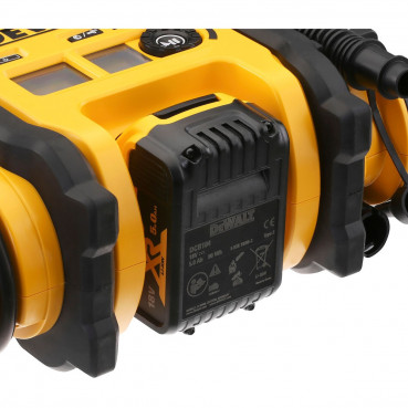 Gonfleur dewalt compact sans fil portatif XR 18 Volts - fonction dégonflage et lampe LED - triple alimentation sur batterie, secteur ou prise allume cigare 12 volts - livré nu sans chargeur ni batterie Dewalt | DCC0...