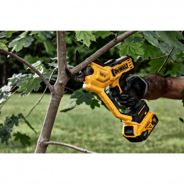 Sécateur électrique sans fil Dewalt 18 Volts pour la taille de fleurs, buissons, branches vignes et arbustes - coupe jusqu’à 38mm - livré avec une batterie 5Ah, et un chargeur | DCMPP568P1-QW