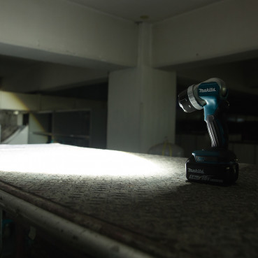 Lampe torche portative sans fil Makita, lumière extrêmement brillante, compatible avec les batteries LXT 14.4 et 18 Volts | DEBDML808
