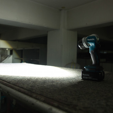 Lampe torche portative sans fil Makita, lumière extrêmement brillante, compatible avec les batteries BL1850 LXT ou batteries Makita 14.4 et 18 Volts | DEADML808