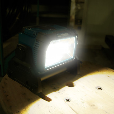 Projecteur de chantier à LED Makita - jusqu'à 3000 lumens - fonctionne sur batterie LXT 14.4 et 18 Volts ou sur prise secteur | DEADML809